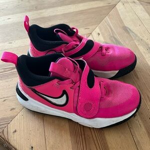 NIKE TEAM HUSTLE D11 Pink girls basketball shoes size 1